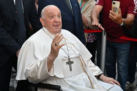 Papa Francesco mentre parla