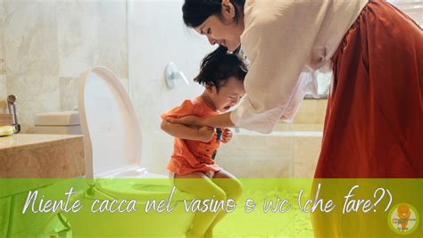 Foto di un bambino che fa il bagno per la prima volta nel mare, con i piedi nell'acqua
