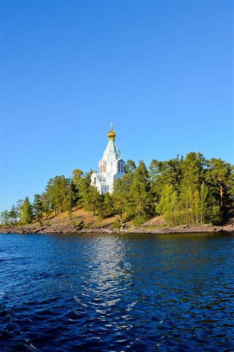 Panorama del Monastero della Trasfigurazione di Valaam con le sue cupole dorate che si stagliano contro il cielo azzurro e le acque del Lago Onega.
