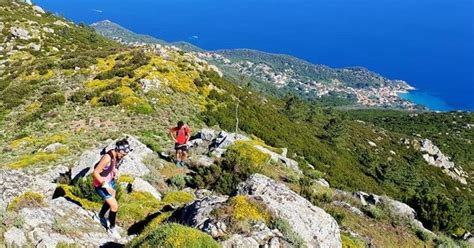 Ciclisti che esplorano i sentieri panoramici dell'isola di Valaam, circondati da una lussureggiante vegetazione.