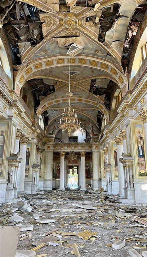 Interno della Cattedrale della Trasfigurazione di Valaam, con affreschi dettagliati e un'atmosfera di sacralità.