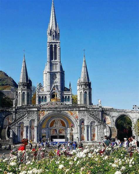 Santuario di Lourdes e folla di pellegrini
