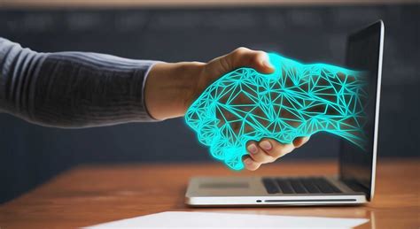 Giovani che interagiscono in ambienti digitali, con smartphone e computer
