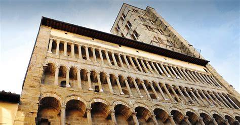 Dettaglio del campanile della Pieve di Santa Maria Nascente in granito