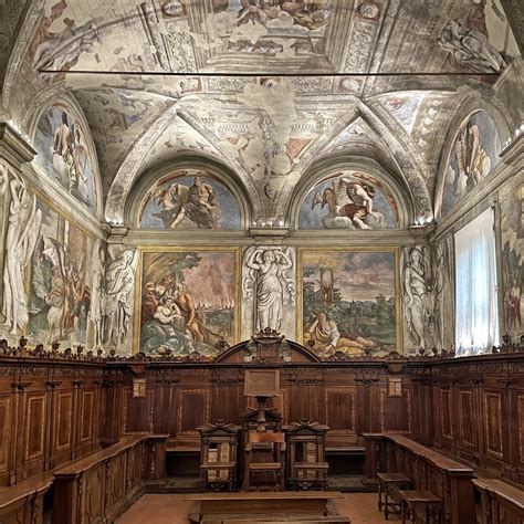 Dettaglio del pulpito ligneo intagliato e intarsiato della Pieve