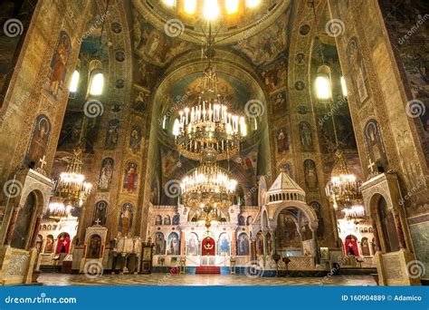 Interno della cripta della Cattedrale di Sant'Aleksandr Nevskij con esposizione di icone
