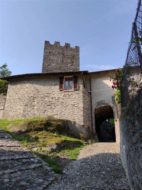 Torre di Orezia a Dervio durante una festa medievale con falconieri e giochi d'epoca