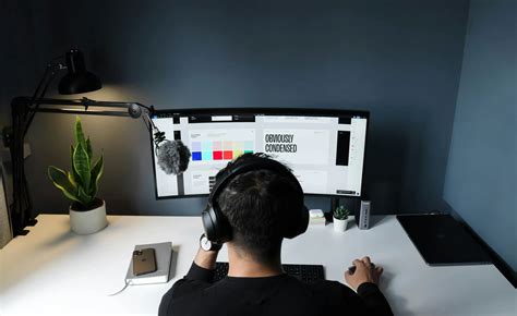 Schema che illustra l'interfaccia utente di un'app AI per lo studio biblico su mobile e desktop