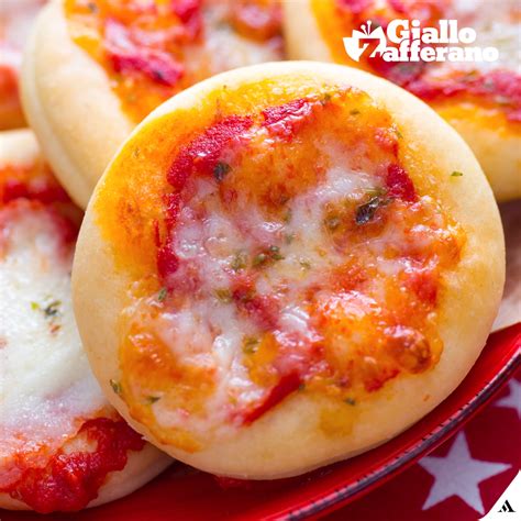 Immagine di una selezione di pizzette e focaccine appena sfornate