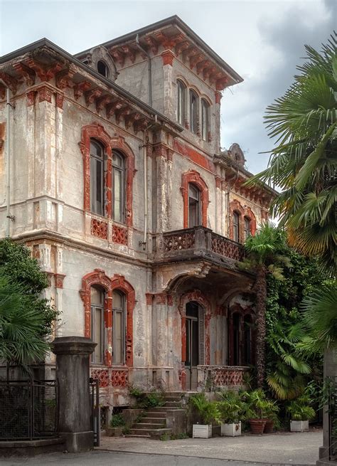 Foto degli interni decadenti di Villa Basile a Stresa, mostrando soffitti o elementi decorativi