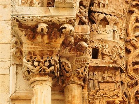 Dettaglio delle sculture del Portale Gotico della Cattedrale di Altamura