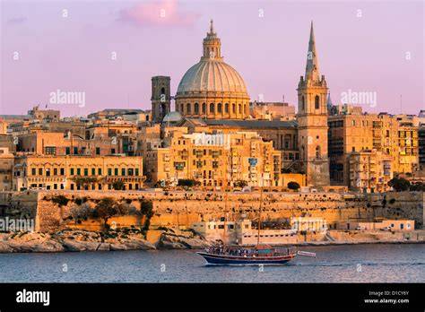 Vista esterna della Pro-Cattedrale di San Paolo a La Valletta con la sua guglia neoclassica