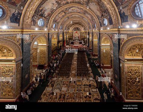 Interno della Pro-Cattedrale di San Paolo a La Valletta con vetrate, navata e colonne