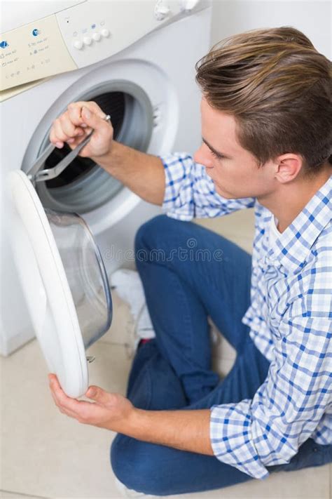 Foto di un tecnico che ripara un elettrodomestico