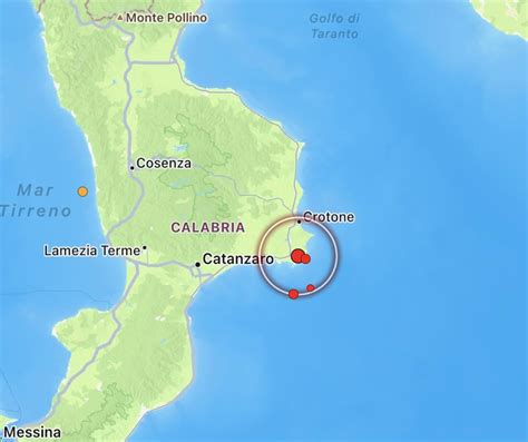 Mappa della Calabria con evidenziata Isola Capo Rizzuto e Crotone, elementi visivi che richiamano l'inchiesta giudiziaria