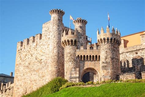 Veduta aerea del Castello Templare di Ponferrada con il fiume Sil e la città