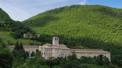 Foto panoramica dell'Eremo di Fonte Avellana immerso nel verde