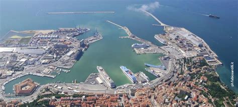 Vista aerea del porto di Ancona con navi e infrastrutture