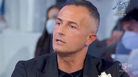 Riccardo Guarnieri che offre un anello a Ida Platano durante una proposta di matrimonio nel contesto televisivo di Uomini e Donne