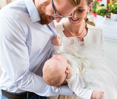 Madrina e bambino durante il battesimo