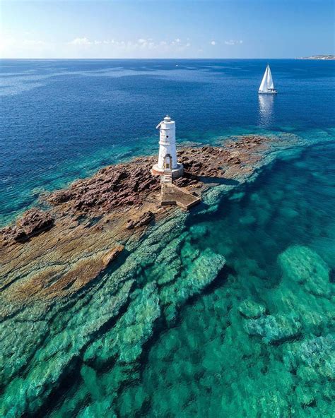 Faro Mangiabarche di Calasetta al tramonto