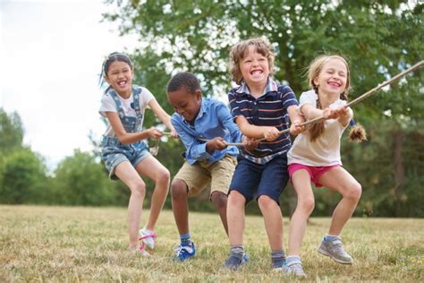 Bambini che giocano all'aperto a giochi di squadra durante una festa di catechismo