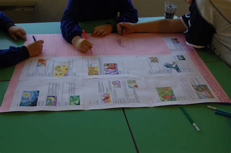 Bambini che realizzano cartelloni tridimensionali con materiali di riciclo durante il catechismo