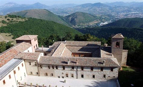 Eremo di San Silvestro a Fabriano: vista esterna del monastero in un paesaggio collinare