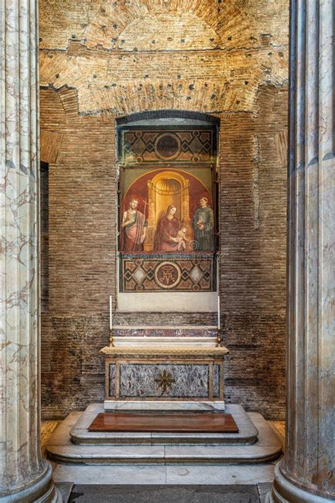 Foto dell'altare in marmo nella cappella feriale di Barletta