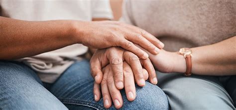 Coppia che si confronta con rispetto e amore, cercando una soluzione comune