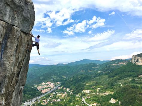 vista panoramica della falesia di arrampicata vicino a Marone