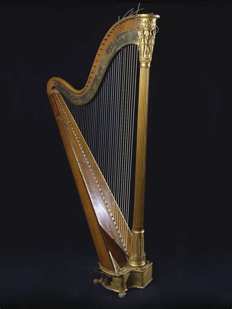 Arpa da concerto in un teatro illuminato.