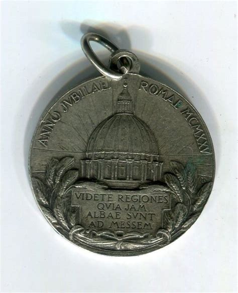Pio XI benedice la folla o immagine di una medaglia del Giubileo del 1925