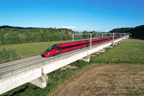 Treno ad alta velocità che attraversa un paesaggio montano