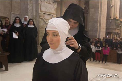 Schema che illustra le diverse parti dell'abito tradizionale di una suora di clausura, con didascalie esplicative.