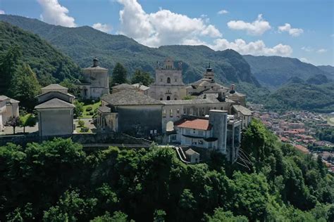 Veduta panoramica del Sacro Monte di Varallo con le sue cappelle