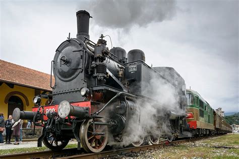 Illustrazione digitale del treno storico con personaggi famosi a bordo, realizzata da Enrico Pettinaroli