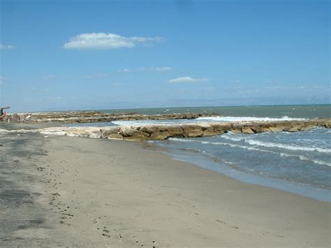 Spiaggia di Margherita di Savoia con bagnanti e mare cristallino