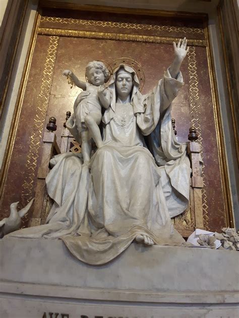 Foto della statua della Madonna Regina della Pace nella parrocchia di Sant'Alfonso