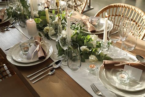 Tavola apparecchiata per il Seder con i partecipanti