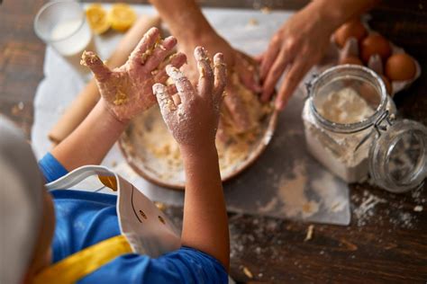 Bambini che impastano l'azzima