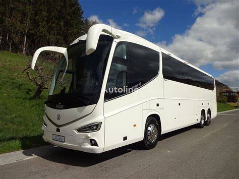 Foto di un pullman turistico in un contesto montano/collinare