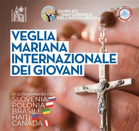 Giovani in preghiera durante una veglia mariana internazionale