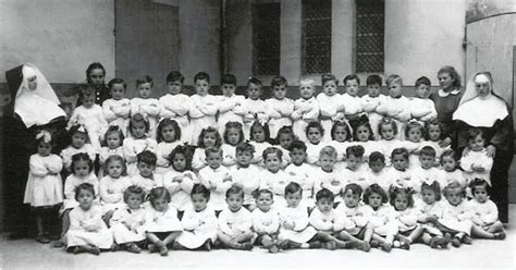 Una foto storica dell'Istituto Sacro Cuore di Anzio con i bambini ospiti.