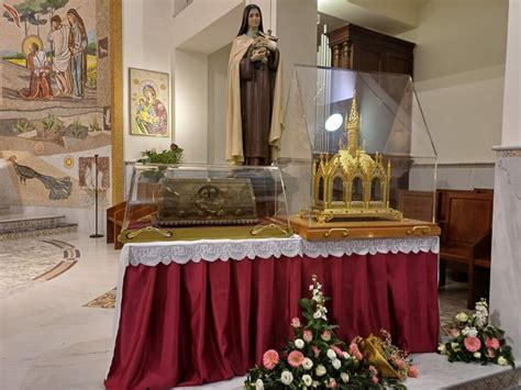 Dettaglio dell'altare nella chiesa dei coniugi Martin con le reliquie