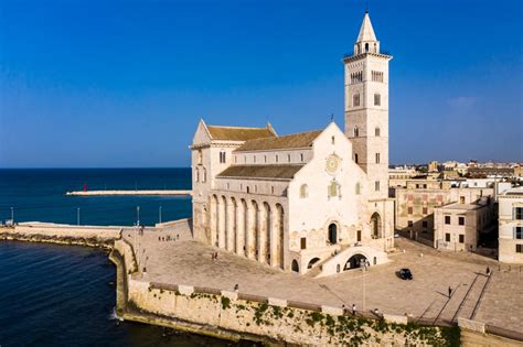 La Cattedrale di Trani vista dal mare al tramonto