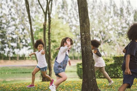 Bambini che giocano all'aperto in diverse stagioni