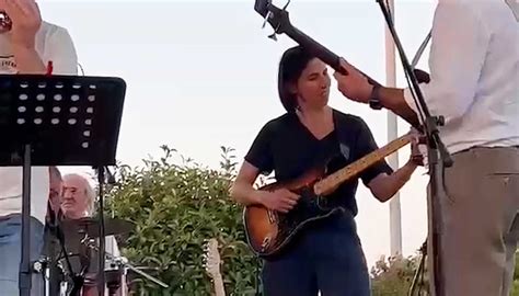 Ritratto di Cesare Basile che suona la chitarra con un'atmosfera blues e rock
