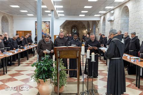 frati francescani nella Custodia di Terra Santa in contesti di servizio o preghiera
