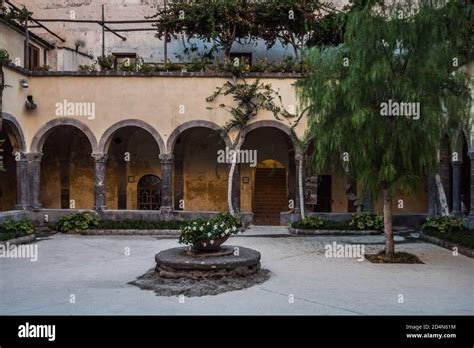 Cortile con portico dell'ex convento di San Lazzaro